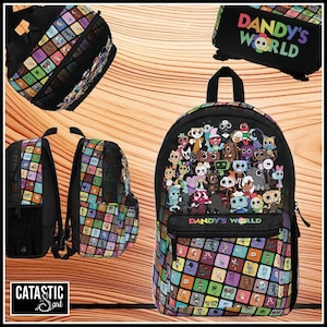 Puede incluir: Mochila negra con un diseño de personajes de dibujos animados coloridos y el texto "Dandy's World". La mochila tiene un bolsillo frontal y un asa superior. También se muestran otras bolsas con diseños similares.