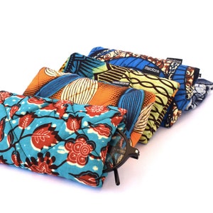 Etui à lunettes en tissu wax ou pochette matelassée pour ranger lunettes soleil ou lunettes de vue, divers coloris Ankara tons vert ou bleu