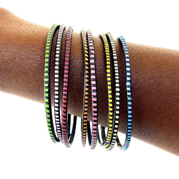 Bracelet Africain artisanal, un bracelet ethnique en plastique recyclé et tressé en lot de 8 joncs de différentes couleurs
