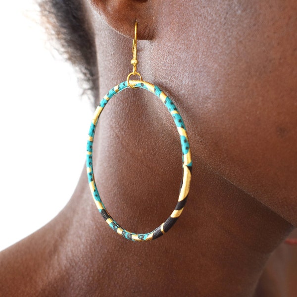 Grande boucles d'oreilles créoles femme en wax doré, un bijou ethnic chic en wax Africain turquoise