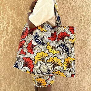 Reversible Beach Bag in African print - Practical and elegant for summer! Shopping bag with 2 matching red Ankara prints and wedding flowers