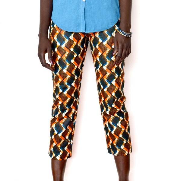 Pantalon femme en wax Africain, un pantacourt coupe droite pour l'été au style ethnique avec son imprimé unique vibrant, coton wax Ankara