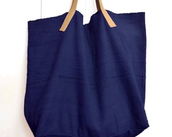 Maxi bag XXL in woven strips and organic organic navy dyeing with leather handles