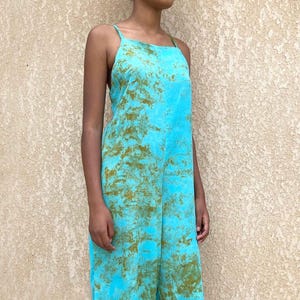 Damskie ogrodniczki tie-dye w kolorze turkusowym i ochrowym – ręcznie farbowana bawełna rzemieślnicza z Senegalu – cienkie ramiączka, kieszenie boczne, długie i wygodne