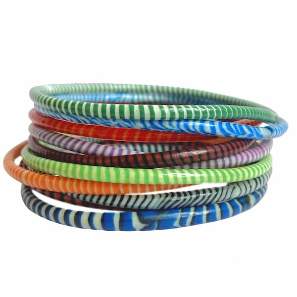 Bracelet Africain waterproof en lot de 10 joncs multicolores en plastique de tongs recyclées