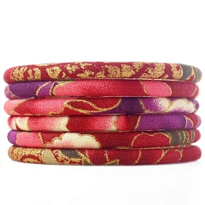 Pulsera japonesa dorada, una elegante joya para las fiestas en tela con estampado rojo y dorado, disponible en dos tamaños, una gran idea para regalar.