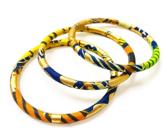 Stackable bracelets in golden Ankara print, nice ethnic jewels for women in golden Ankara African loincloth, available in 2 sizes