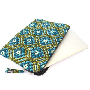 Ankara computer bag, a quilted case with a pretty African wax print with turquoise/khaki/ecru flower pattern, a gift idea!
