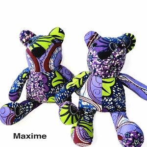 Op de afbeelding: Twee kleurrijke patchwork teddyberen, een paars en groen, de andere paars en blauw, met de namen Maxime en Violette eronder.