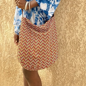 Sac bandoulière en coton wax Africain motif Afro zig-zag, un sac ethnique pratique avec fermeture à glissière, imprimé Ankara rouge et jaune