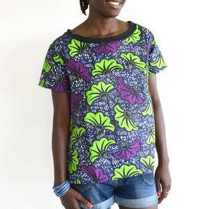 Afrikanisches T-Shirt aus Wachsbaumwolle oder Ankara-Druck, ein hübsches ethnisches und farbenfrohes Oberteil mit einem marineblauen/grünen/violetten Hochzeitsblumenmuster