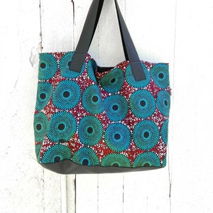 Cabas en wax Africain et cuir recyclé, un grand sac shopping ou plage impression Ankara, tissu wax cible ou target coloris bleu