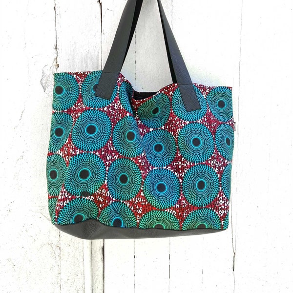 Cabas en wax Africain et cuir recyclé, un grand sac shopping ou plage impression Ankara, tissu wax cible ou target coloris bleu