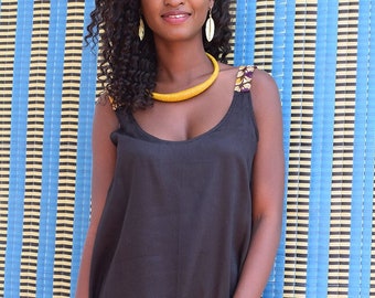 Tunique noire ou débardeur long femme avec petit dos nu en coton Mauritanien noir et des bretelles en wax Africain
