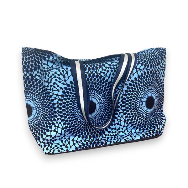 Sac cabas en wax Africain, un grand sac de plage ou un sac shopping artisanal bleu au motif Ankara cible entièrement doublé jeans.