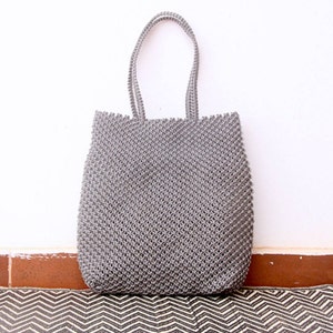 Einzigartige Makramee-Tasche, handgewebt aus großem Nylon-Angelfaden von einem Kunsthandwerker, in den Farben Silbergrau, Schwarz oder Khaki.