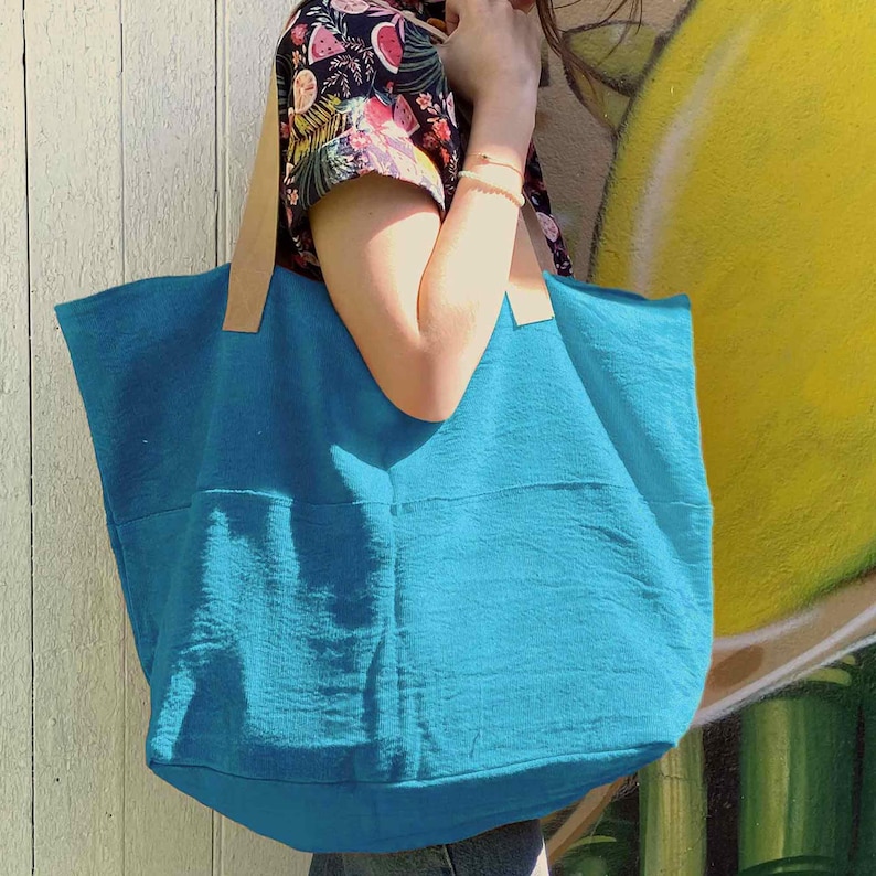Bolso tote grande de color azul verdoso, teñido con tintes orgánicos, tejido a mano, asas de cuero natural. imagen 4