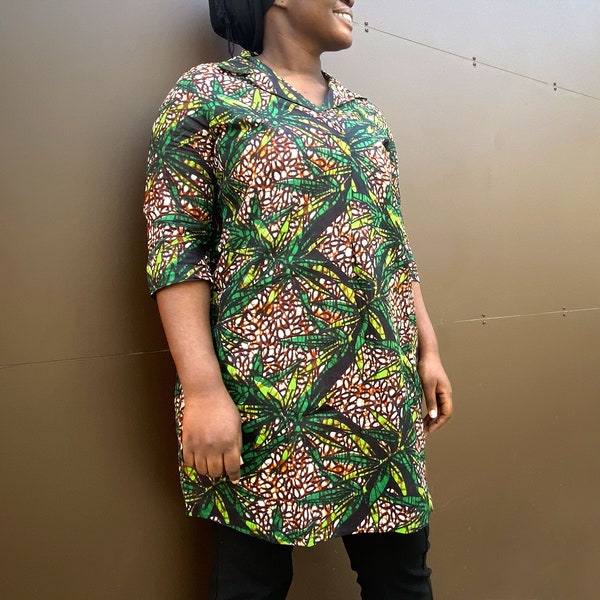 Afrikanisches Wax-Hemdkleid, ein langes Hemd aus heller Wax-Baumwolle, Stoff mit Ankara-Dschungelmuster