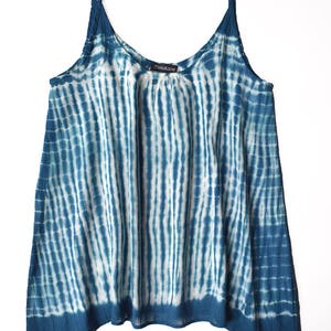 Tie-and-Dye-Tanktop aus türkisblauem Voile aus afrikanischer Baumwolle, ein handgefärbtes Sommertop: Das Boho-Essential für den Sommer Bild 4