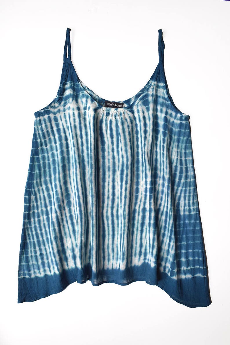 Tie-and-Dye-Tanktop aus türkisblauem Voile aus afrikanischer Baumwolle, ein handgefärbtes Sommertop: Das Boho-Essential für den Sommer Bild 4