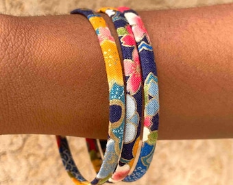 Pulsera rígida japonesa de oro hecha a mano con motivo de flor Yukiwa azul y dorada - Joyería artesanal única