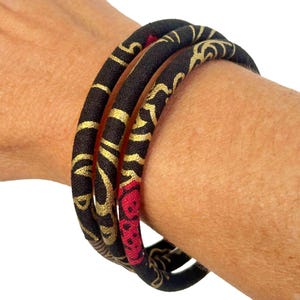 Bracelet Japonais Doré – Motif Koi ou Carpes Dorées sur fond Noir – Un Bijou Artisanal et Unique – Un bijou élégant parfait pour les fêtes