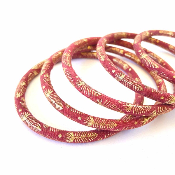 Bracelets Joncs Japonais en tissu doré, des joncs élégants au motif plumes dorées sur fond rose poudré, une idée de cadeaux unique