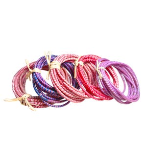 Set di 10 braccialetti impermeabili realizzati in plastica riciclata, bracciali etnici, gioielli in stile africano, rossi o rosa