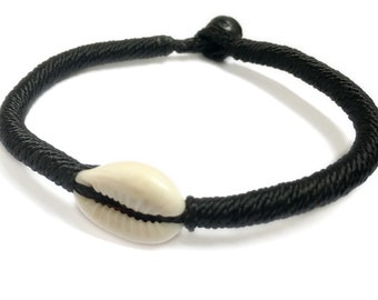 Cowrie bracelet, soft African jewel with natural cowrie shell on artisanal braided frame, lovely summer jewelry, handicraft from Gambia