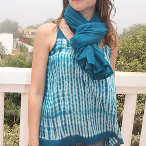 Tie-and-Dye-Tanktop aus türkisblauem Voile aus afrikanischer Baumwolle, ein handgefärbtes Sommertop: Das Boho-Essential für den Sommer Bild 2