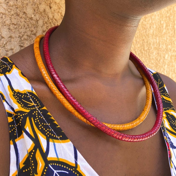 Collier fin en cuir pour femme, cuir tressé à la main, un bijou ethnique artisanal, chic et coloré