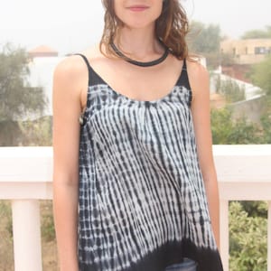 Tie-and-Dye-Tanktop aus türkisblauem Voile aus afrikanischer Baumwolle, ein handgefärbtes Sommertop: Das Boho-Essential für den Sommer Bild 8