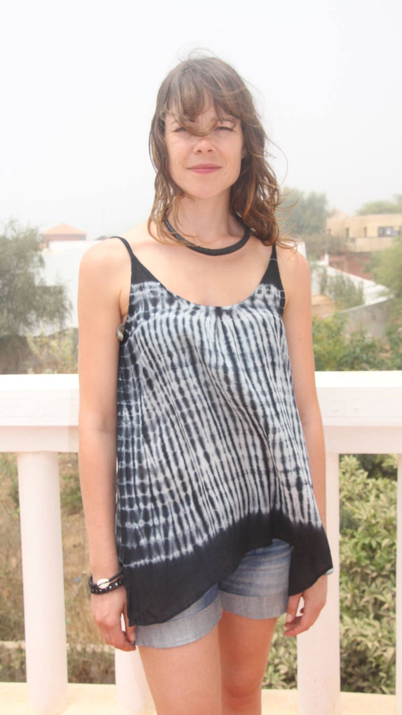 Tie-and-Dye-Tanktop aus türkisblauem Voile aus afrikanischer Baumwolle, ein handgefärbtes Sommertop: Das Boho-Essential für den Sommer Bild 8