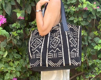 Bolso étnico de tela tejida a mano, teñido con tinte negro Bogolan, bolso tote grande, cuero reciclado, moda sostenible.