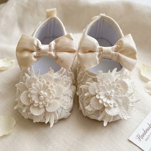 Babyschuhe in Cremeweiß/Elfenbein mit Rosettenmuster, Taufschuhe für Neugeborene in Cremeweiß mit Spitze, beige Babyschuhe mit Perlenblumenmuster