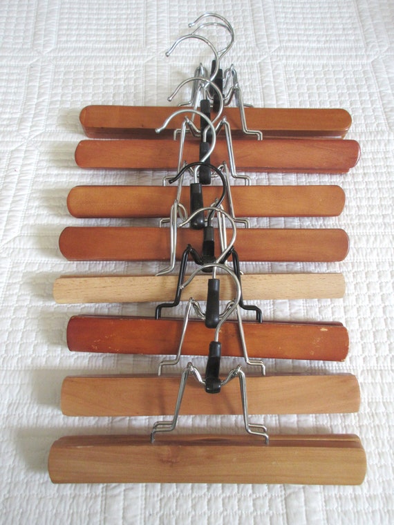 Set vintage di otto grucce in legno massello di acero per pantaloni e gonne  -  Italia