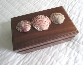 Vintage and Handmade Lightweight Wooden Box with Lid and Shells Remote Storage Decorative Accessories Jewelry Box Storage Box