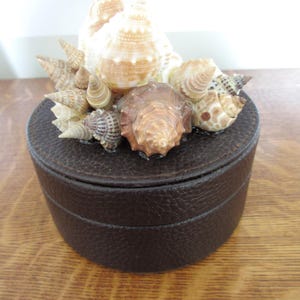 Vintage runde Trinketbox mit Deckel Shell Box mit Deckel Runde Kunstleder Box mit Muscheln Samt gefütterte Box