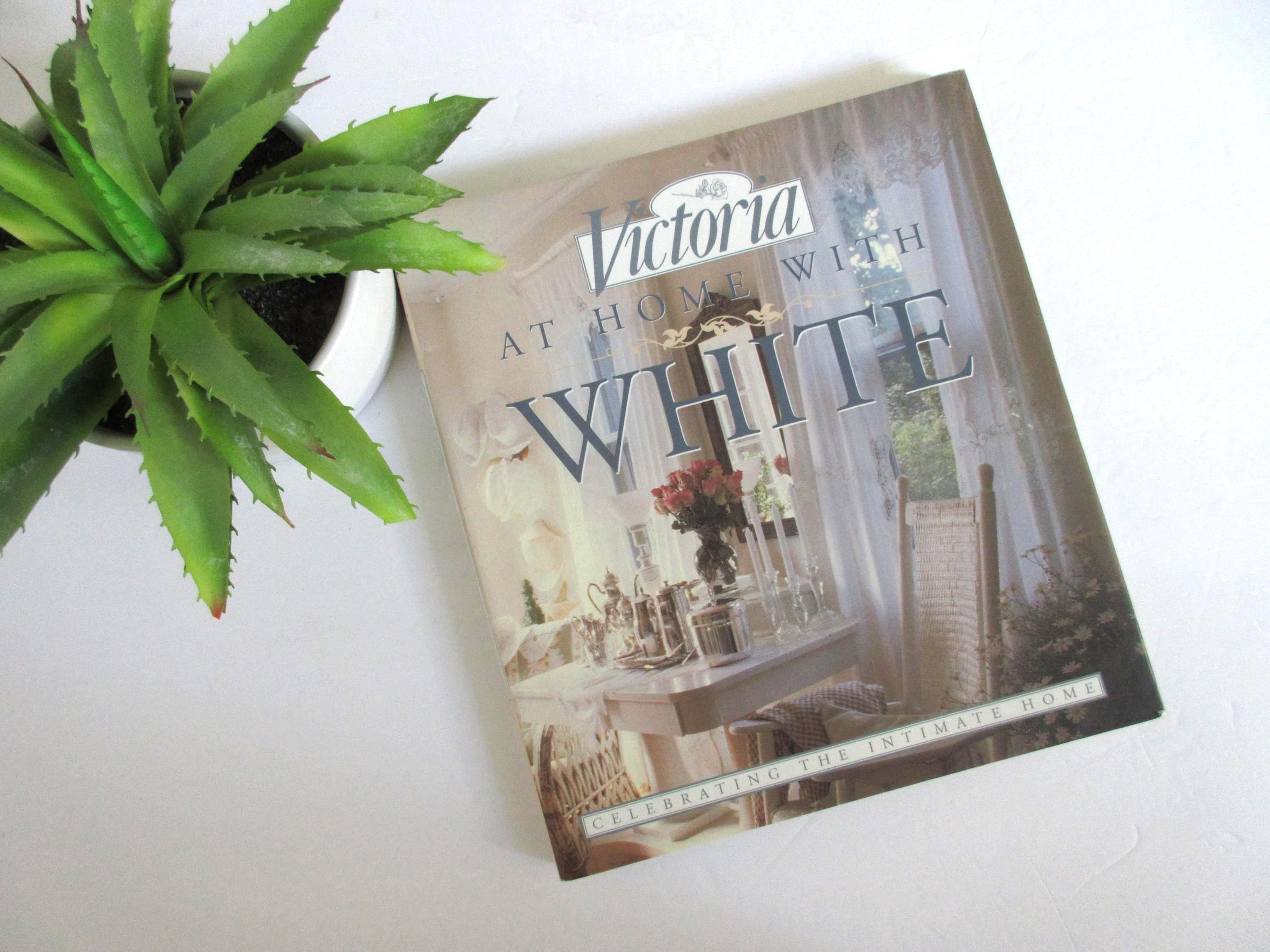 洋書 Victoria At  With White Vintage Victoria 