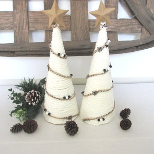 Vintage Set von zwei handgemachten Miniaturbäumen Papiermaché-Garn gewickelte Weihnachtsbäume Manteldekor Weiße Weihnachtsbäume mit braunen Sternen