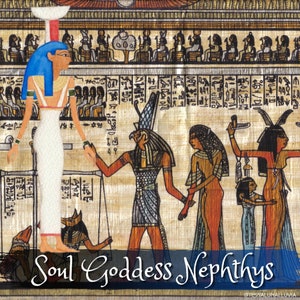 Peut inclure: Une illustration de la déesse égyptienne Nephthys, représentée avec une coiffe bleue et une robe blanche. Elle est debout, les bras tendus, tenant une balance dans sa main droite. L'illustration est sur un fond de hiéroglyphes et d'autres images égyptiennes. Le texte "Soul Goddess Nephthys" est écrit en bas de l'image.