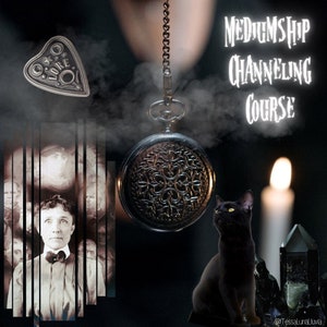 Puede incluir: Un gato negro se sienta frente a una vela encendida y un cristal. Un reloj de bolsillo con una cadena cuelga sobre el gato. La imagen también incluye un amuleto de pentagrama y una foto vintage de una persona con una camisa a rayas. El texto "MEDIUMSHIP CHANNELING COURSE" está escrito en letras blancas sobre un fondo negro.