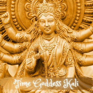 Pode incluir: Uma estátua dourada da deusa hindu Kali, com múltiplos braços e uma expressão feroz. A estátua é decorada com detalhes intrincados e o texto "Time Goddess Kali" está escrito abaixo.