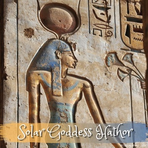 Pode incluir: Um relevo esculpido da deusa egípcia Hathor, representada com um disco solar sobre a cabeça e um adorno de cabeça azul. A inscrição abaixo diz "Deusa solar Hathor".