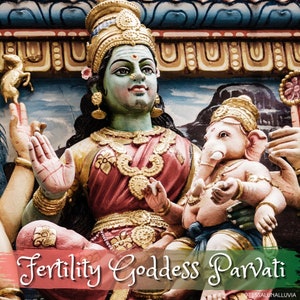 Pode incluir: Uma estátua colorida da deusa hindu da fertilidade Parvati, segurando seu filho Ganesha, o deus com cabeça de elefante da sabedoria e da boa sorte. A estátua é pintada em cores vibrantes, incluindo vermelho, dourado e verde. O texto "Fertility Goddess Parvati" está escrito em uma fonte decorativa na parte inferior da imagem.