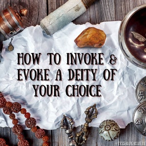 Op de afbeelding: Een kreukel papier met de tekst "How to Invoke & Evoke a Deity of Your Choice" erop geschreven. Het papier wordt omringd door verschillende spirituele objecten, waaronder een kleine koperen bel, een houten deegroller, een kristal, een zangkom en twee sierlijke metalen voorwerpen.