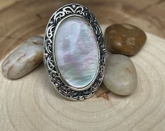 Oval Mother of Pearl Hollow 925 Ring (s. 7)