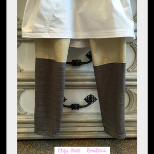 Op de afbeelding: Leggings met een colorblock-ontwerp. De leggings hebben een witte bovenkant, een beige middengedeelte en een getextureerde grijze onderkant. Een witte top is zichtbaar boven de leggings. De Etsy shopnaam en website staan rechtsonder.