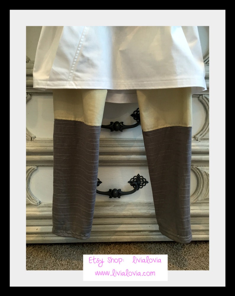 Op de afbeelding: Leggings met een colorblock-ontwerp. De leggings hebben een witte bovenkant, een beige middengedeelte en een getextureerde grijze onderkant. Een witte top is zichtbaar boven de leggings. De Etsy shopnaam en website staan rechtsonder.