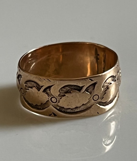 Antique 9K Gold Band Ring with Leaf Design